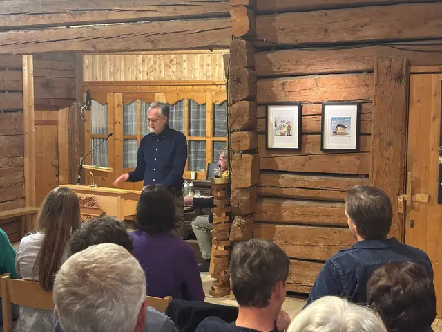 Seit Jahrzehnten ist Franz Stotter künstlerisch aktiv und hat Hunderte Karikaturen geschaffen.  | Foto: Tauriska