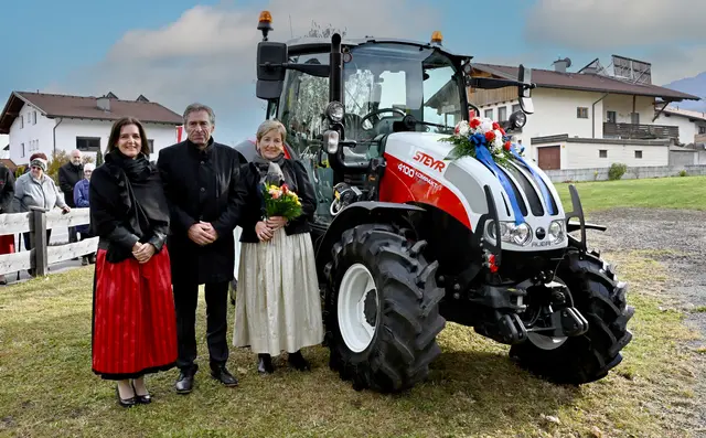 Stolz auf den neue n Traktor: Bgm. Josef Giner, Patin Anni Giner (re.) und Vizebgm. Alexandra Norz | Foto: Hassl