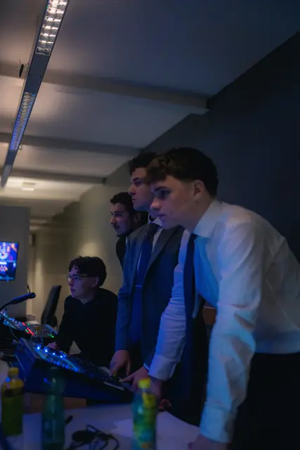 Schüler der 4BHK übernamen am Ballabend den Technikraum und erledigten ihre Aufgaben hervorrganged. | Foto: hakzell. - Ivan Vilus