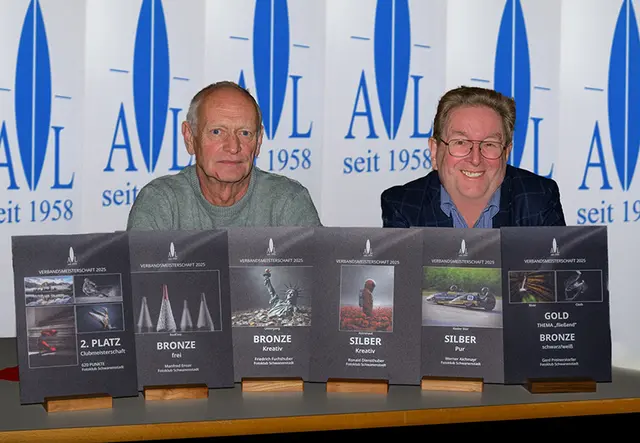 Gerd Preinerstorfer u. Reinhold Schiemer mit den Trophäen für den Fotoklub Schwanenstadt | Foto: Helmut Wilflingseder