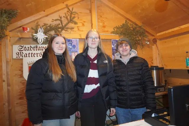 Am Freitag versorgte die Stadtkapelle Mattersburg die Gäste mit Glühwein und deftigen Schmankerl. | Foto: Jennifer Flechl