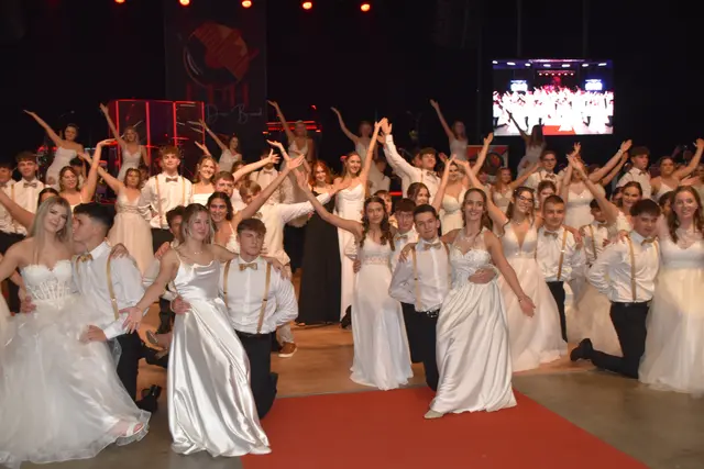 Die Maturantinnen und Maturanten sowie Absolventinnen und Absolventen eröffneten den Ball. | Foto: Michael Strini