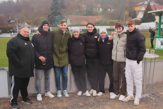 Die Stegersbach-Abordnung mit Tormann Trainer Pepi Nagy feute sich mit Schlaining. | Foto: Peter Seper