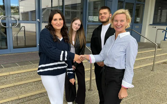 Gute Schulgemeinschaft: Direktorin Sonja Hasler mit Schulsprecherin Anastasija Jovović und Stellvertretern. | Foto: HAK/HAS OP