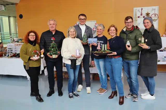 Brigitte Haas und Anita Leitsberger (Bildmitte) mit Sandra Goldberg, Bgm. Manfred Komericky,  Sepp Zirkl, Sabine Jakubzig, Stephan Scheifinger und Beatrice Seybold vom Kalsdorfer Gemeinderat. | Foto: Edith Ertl