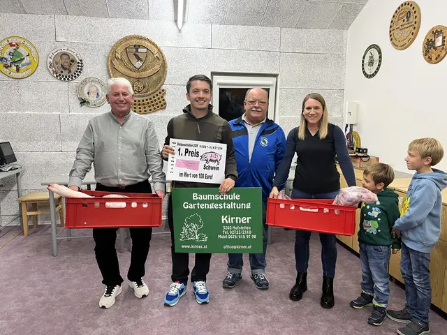 Werner Schrott (2.), Johannes Bauer (1.), OSM Manfred Schmirl, Manuela Brandl in Vertretung ihres Gatten mit ihren Kindern (3.)  | Foto: zVg. Rabensteiner Schützengilde