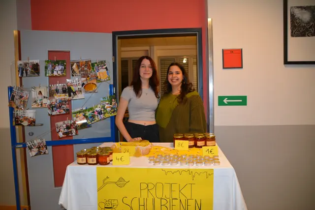 Schülerinnen präsentierten die Schulbienen. | Foto: Rosenberger Victoria