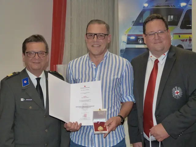 Herrn Roland Kancz wurde in Anerkennung besonderer Verdienste um das Blutspendewesen des Österreichischen Roten Kreuzes die Goldene Verdienstmedaille mit silbernem Lerbeerkranz verliehen.  | Foto: Vanessa Wittmann