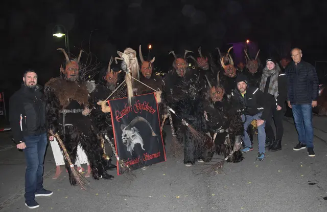 Bgm.Bernd Hermann (re) und Vizebgm.Robert Sackl (li.) vor dem offiziellen Start mit der Gruppe Luzifer´s Gefährten und Obmann Christian Majer (3.v.r.)   | Foto: Josef Strohmeier
