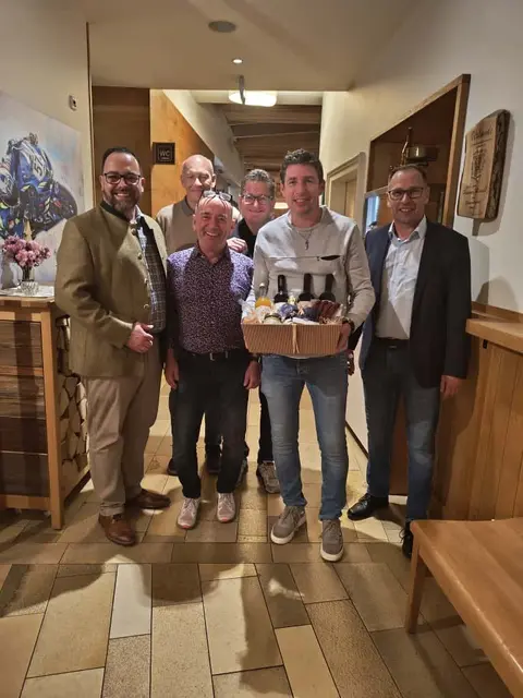 v.l. Patrick Moser-Mangeng, Kurt Hackl, Alois Kaltenbrunner, Roland Sedlinger,
Schnapserkönig Hans Jörg Pointner, Helmut Brandl | Foto: Patrick Moser-Mangeng