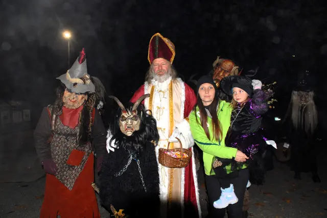 Die schaurigen Perchten mit Nikolaus  lehren nicht nur das Gruseln , sondern beleben auch modernes Brauchtum in der Adventzeit.