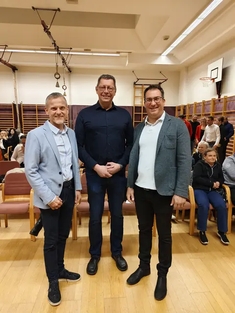 Vizebürgermeister René Pint mit Bürgermeister Fritz Zarits und Vorstandsmitglied Andreas Handl hatten gute Unterhaltung.