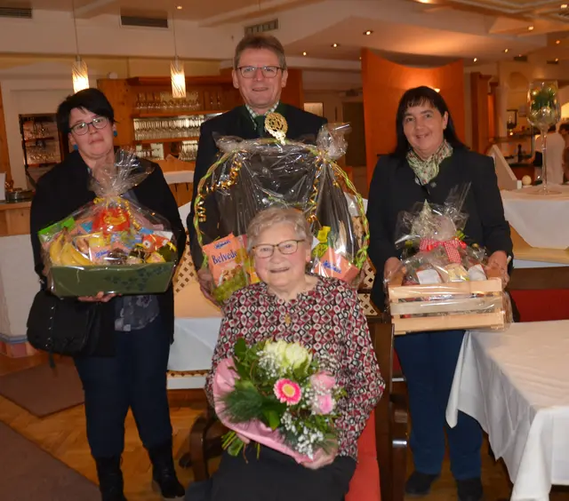 Im Familienkreis feierte die Jubilarin ihren 90. Geburtstag. | Foto: Franz Faustmann