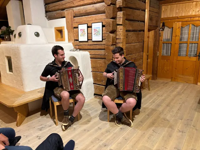 Musibriada: Das sind Lukas Krahbichler (l) an der steirischen Harmonika, der auch Gitarre spielt und singt und sein Bruder Tobias der das Cajón (eine Trommel), das Jodeln und das Singen für sich entdeckt hat.  | Foto: Tauriska