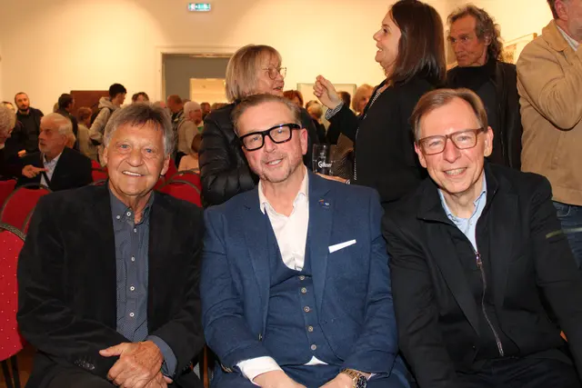 Jubilar Hans Giegerl (l.) mit Bürgermeister Helmut Linhart und Christian Buchmann im Kunsthaus Köflach | Foto: Lederer