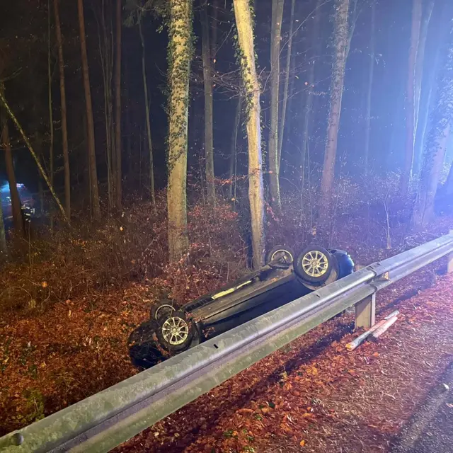 Das Fahrzeug lag am Sonntagmorgen neben der L316 am Dach. | Foto: FF Stallhofen