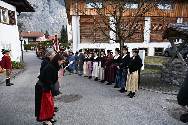 Neben den Vereinen waren auch die "Kasettlfrauen" in ihren schönsten Trachten beim Landesüblich Enpfang anwesend. | Foto: Hassl