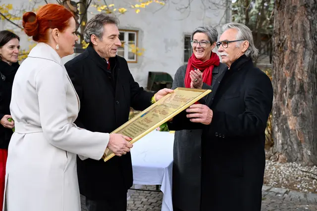 Ein großer Moment: Leonhard "Hartl" Widauer ist der zweite Ehrenbürger der Gemeinde Unterperuss. | Foto: Hassl