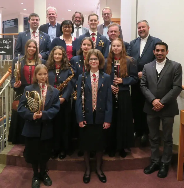 Große Freude über zwei gelungene Leopoldikonzerte des Musikvereins C.M. Ziehrer: Die Jungmusikerinnen, die ein Leistungsabzeichen in Bronze bzw. Silber abgelegt haben, Katharina Kitzler, Valentina Dirnberger, Hanna Kolm, Emma Helmreich, Kerstin Stumfoll und Viktoria Böhm (vorne v.l.) gemeinsam mit Kaplan Shiju Cyriac (vorne, rechts) sowie Kapellmeister-Stellvertreter Michael Fraberger, Karl Schwarz, Obfrau Andrea Wiesmüller, Moderator Martin Fichtinger - van Geel, Kapellmeister-Stellvertreter Thomas Pabisch, Peter Hochleitner, Bürgermeister Franz Mold und Kaplan Manuel Sattelberger (hinten, v.l.).