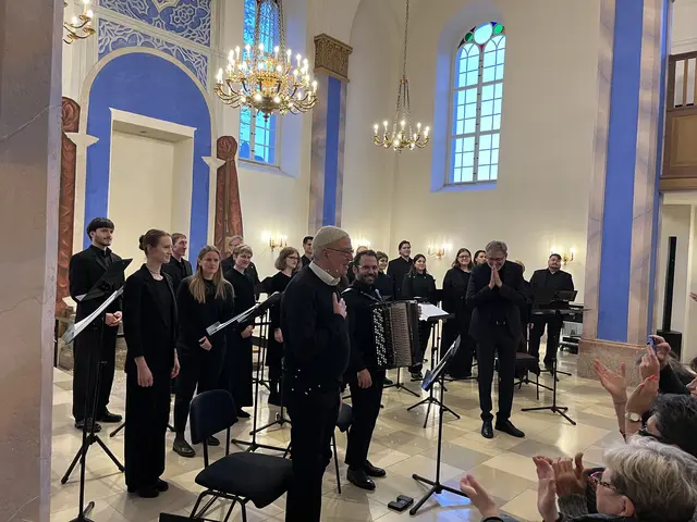 Ivan Trenev am Akkordeon und der sephardischer Sänger Aron Saltiel gestalteten das Konzert gemeinsam mit dem Vokalensemble Graz | Foto: Gesa Buzanich