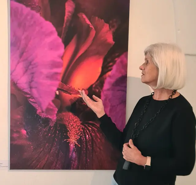 Brigitte Ablinger vor einem ihrer beeindruckenden Fotos | Foto: Franz Ablinger