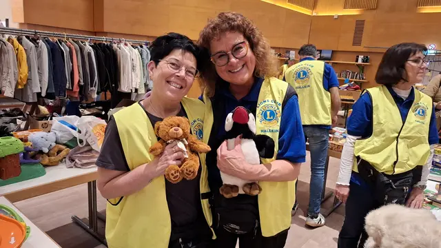 Fröhliche Verkäuferinnen am Stand mit Kinderspielzeug. | Foto: Josef Wind