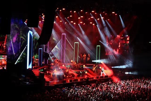 Mega-Party in der Stadthalle: Die Funk-Band zeigte nach all den Jahren Erfolg, was in ihr steckt. Das Publikum hielt es nicht lange auf den Sitzen - jeder sang und tanzte mit.  | Foto: Patricia Hillinger/MeinBezirk