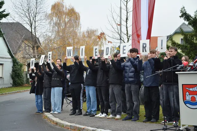 Schülerinnen und Schüler des BRG Oberpullendorf setzten mit selbst gestalteten „Nie wieder!“-Schildern ein starkes Zeichen gegen Hass und Rassismus. | Foto: Rosenberger Victoria