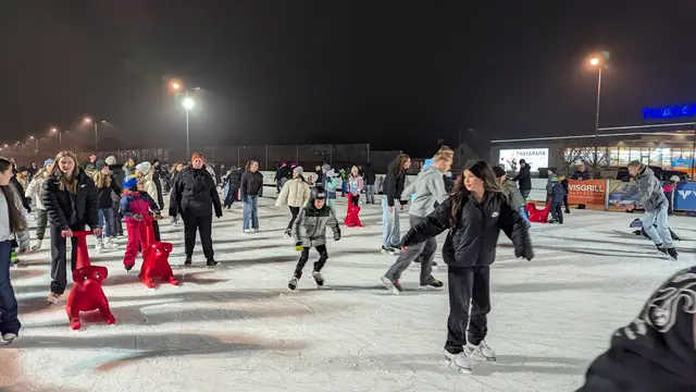 Die Waidhofner stürmten gleich am ersten Tag das Eis. | Foto: Stadtgemeinde Waidhofen/Thaya