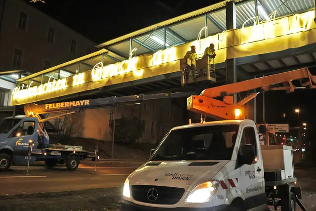 In den Straßen und auf den Brücken der Stadt wird eifrig für den Advent dekoriert. | Foto: StadtBruck_Gleixner