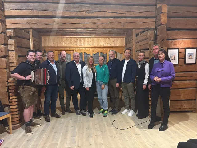 V.l.: Tobias Krahbichler, Lukas Krahbichler, Gottfried Hochgruber, Bernhard Gruber, Bürgermeister Andreas Schweinberger, Doris Schamp, Martina Berger, Franz Stotter, Gerhard Stotter, Vize-Bgm. Marlene Steiger-Brugger, Hubert Kirchner und Susanna Vötter-Dankl. | Foto: Tauriska