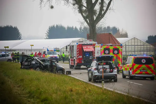 Drei Verletzte nach Kreuzungscrash in Hochburg-Ach – der Fahrer stand unter Alkoholeinfluss. | Foto: Pressefoto Scharinger/Daniel Scharinger