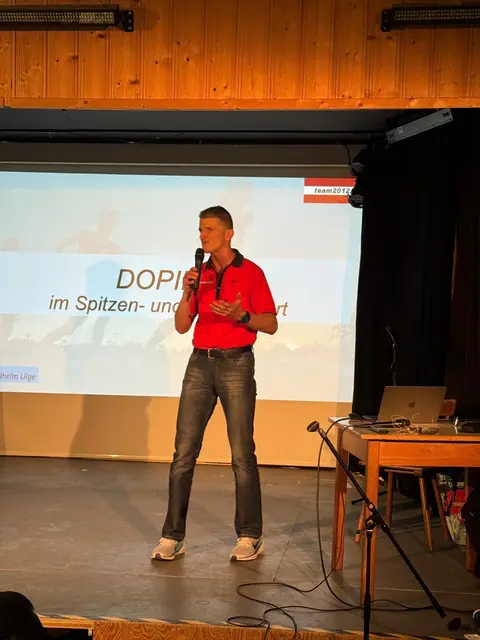 Ehrengäste und Vereinsmitglieder versammelten sich zum Rückblick – mit Einblicken von Athletin Tanja Stroschneider und Anti-Doping-Experte Willi Lilge. | Foto: LAC Unlimited