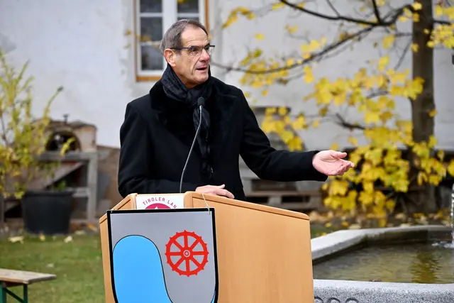 Manfred Jordan führte am "Paradeplatz" durch das vielfältige Festprogramm. | Foto: Hassl
