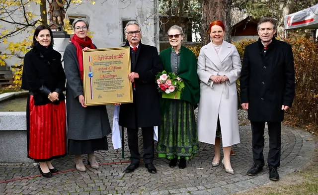 V.r.n.l.: Bgm. Josef Giner, LR Cornelia Hagele, Sonja und Hartl Widauer, Bez.-Hauptfrau Kathrin Eberle und Vizebgm. Alexandra Norz | Foto: Hassl