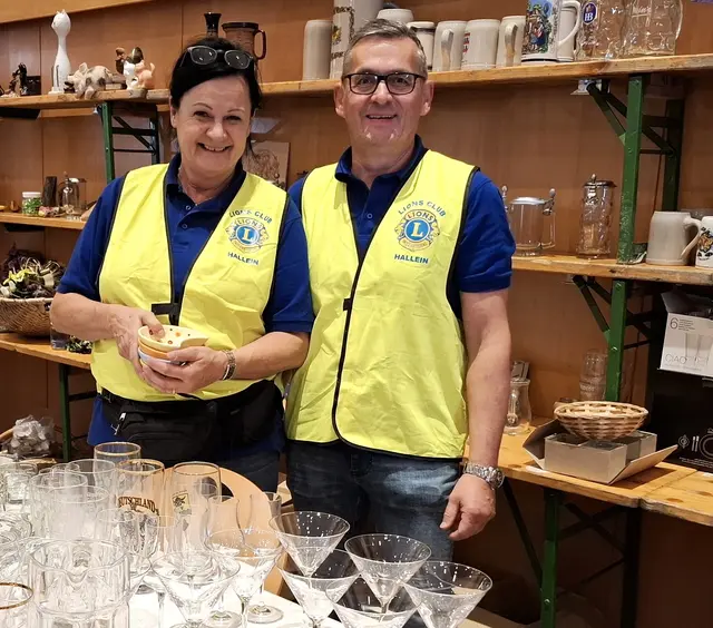 Karin Angerer und Josef Thaler verkauften Geschirr. | Foto: Josef Wind