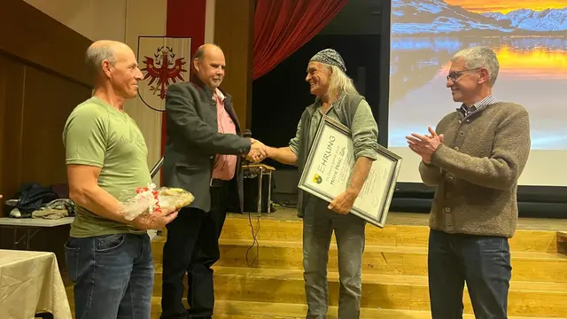  Bürgermeister Christian Ihrenberger dankte dem gebürtigen Scharnitzer herzlich für seinen Einsatz.  | Foto: Gemeinde Scharnitz