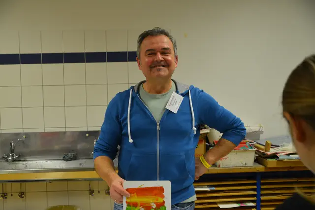 Manfred Leirer machte mit den Kindern im Zeichenraum Bienenwachsbilder. | Foto: Rosenberger Victoria