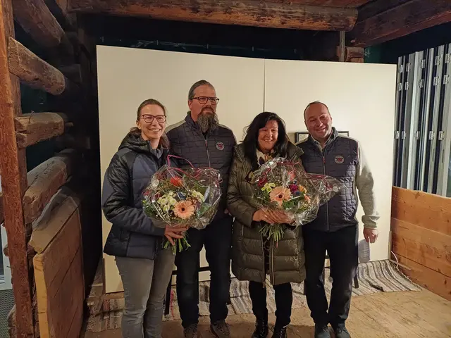 Ulrike Wachter (Obfrau Museum Fiss), Thomas Wachter (Obmann Stv. vom Ausschuss Blochziehen), Künstlerin Margit Zangerl, Pregenzer Martin (Obm. vom Ausschuss Blochziehen)(v.l.) | Foto: Monika Hammerl
