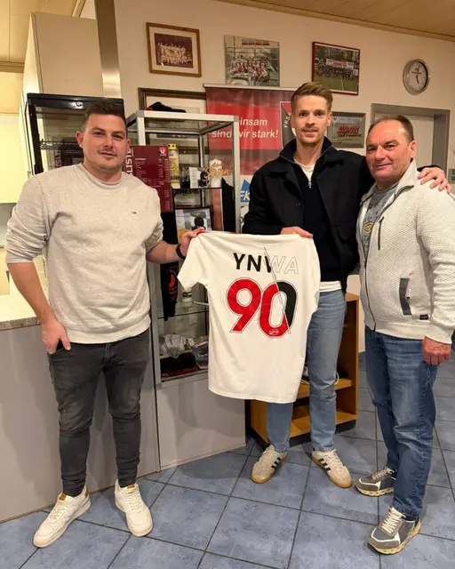 Der sportliche Leiter der Union Mehrnbach, Andreas Sageder (links), präsentierte mit Michael Reifeltshammer einen Torjäger aus der Landesliga.  | Foto: Union Mehrnbach