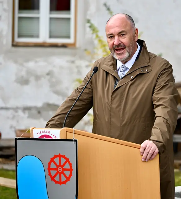 Ewald Spiegl, Alt-Bgm. von Oberperfuss, fasste die Leistungen des neuen Ehrenbürgers zusammen. | Foto: Hassl