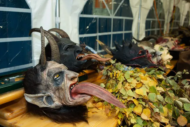 Eindrucksvolle Masken erwarten die Besucherinnen und Besucher bei den Krampusläufen. | Foto: Santrucek