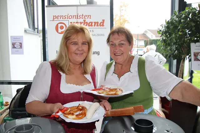 Große Nachfrage bei Gerti und Margit beim Weißwurst-Essen am Sonntag.