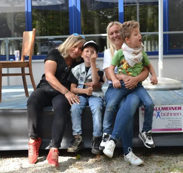 Lenny und Leon sowie ihre Mütter brauchen viel Unterstützung im Leben und dürfen sich über die Hilfe der Kampfsportler freuen. | Foto: HSDC