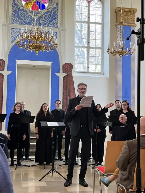 Begrüßung durch den musikalischen Leiter Franz M. Herzog  | Foto: Gesa Buzanich