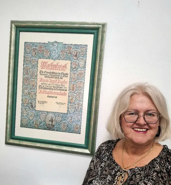 Renate Nagler mit ihrem Meiserbrief | Foto: Kühltechnik Nagler