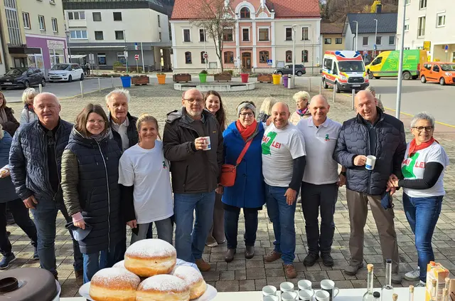 Mit Glühwein und Krapfen wurde in Traisen der Fasching eingeläutet. | Foto: Veronika Schrittwieser