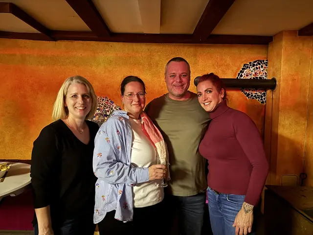 Iris Atzinger, Sabine Maierhofer, Georg Atzinger und Viktoria Brantner genießen die Musik