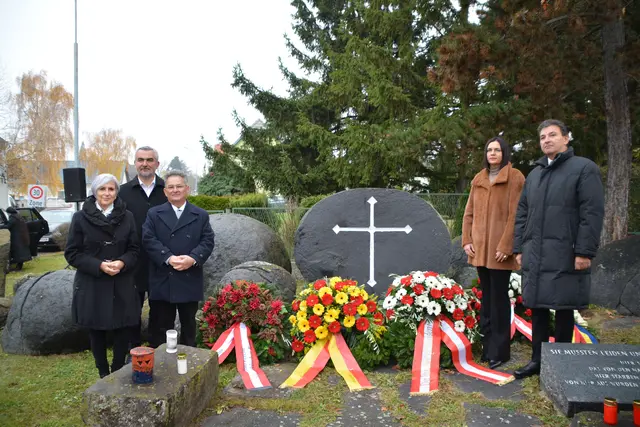 Beim Mahnmal in Lackenbach versammelten sich zahlreiche Besucherinnen und Besucher, um der ermordeten Roma und Sinti zu gedenken. | Foto: Rosenberger Victoria