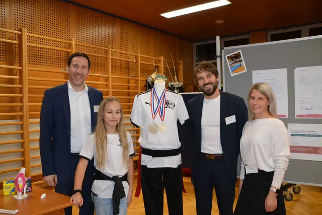 Im Turnsaal gab es einen Einblick in die Sportklasse und einen Hidnernisparcour. | Foto: Rosenberger Victoria